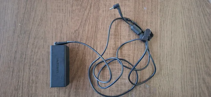vendo fonte original de notebook Samsung com defeito no cabo
