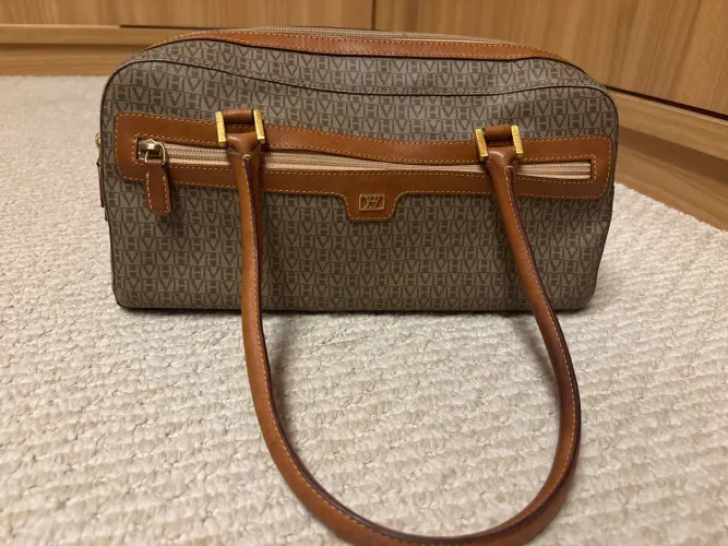 Bolsa Victor Hugo Original - Monograma VH com Detalhes em Caramelo