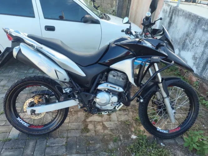 XRE 300 NOVA TÁ ELA