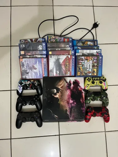 PS4 SLIM 500gb, 16 jogos e 6 controles