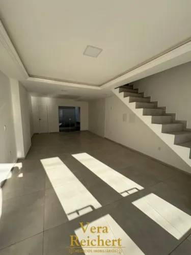 SOBRADO COM 3 QUARTOS RUA 426