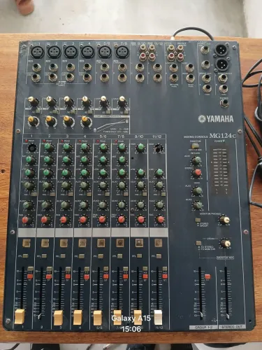 Mesa de som YAMAHA MG124C 8 Canais