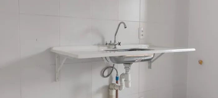 Pia de cozinha branca com torneira 1,20 metro