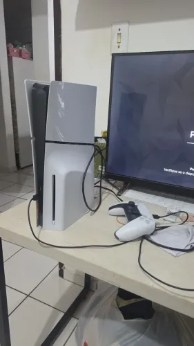 Ps5 Slim Disco 1 TB , 2 Controle , 1 ano de uso , possui caixa