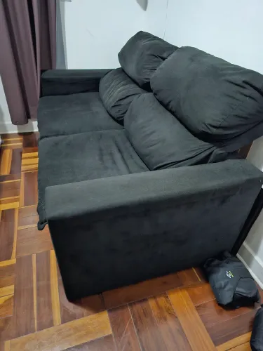 Sofá preto 2 lugares espaçoso
