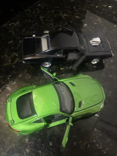 Carrinhos de metal Mercedes e Dodge Challenger com friquisão