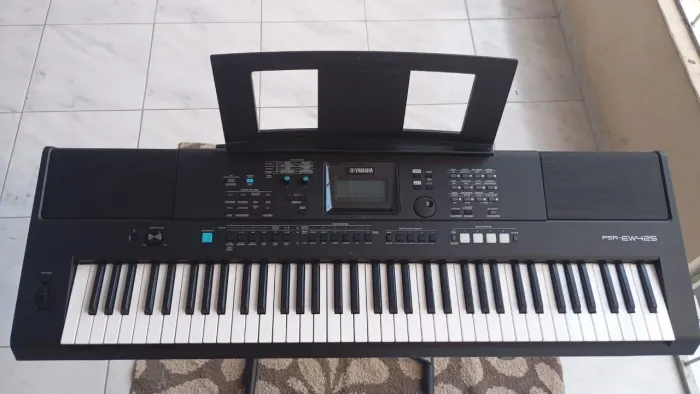 VENDO TECLADO YAMAHA PSR-EW425 SEMI-NOVO.