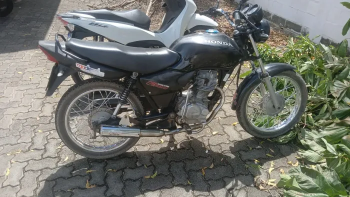 A moto está em perfeitas condições, tá em dias no ponto de transferência,