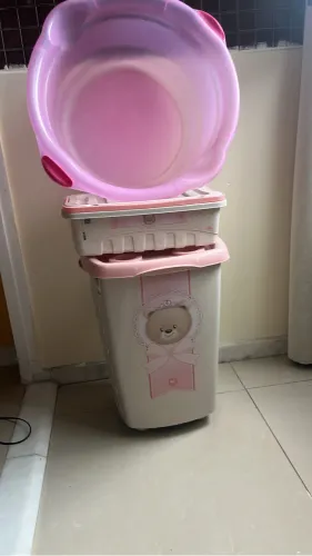 Balde de roupa suja, bacia e organizador