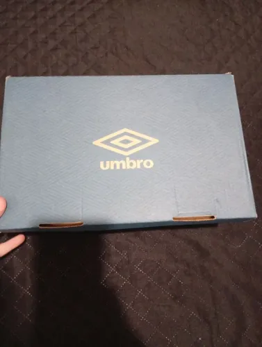 Vendo chuteira de campo umbro original na caixa