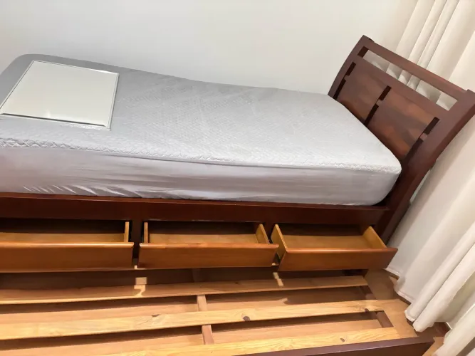 Cama solteiro, madeira maciça, com 3 gavetas e cama adicional 