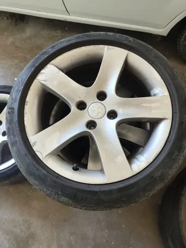 Roda Liga leve Peugeot 408 Aro 17 Original Furação 4x108. Com pneus usados.