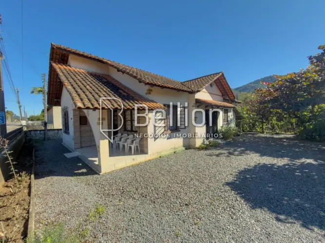 Casa à Venda com 3 Quartos e Terreno de 501 m² | Frente para a SC-110