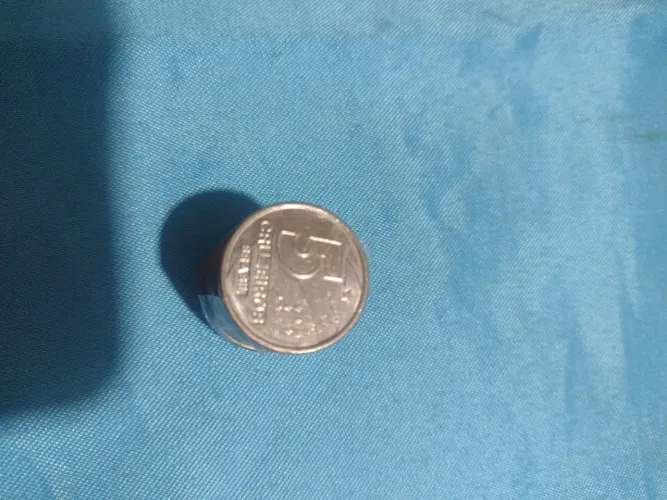 13 moedas antigas de 5 cruzeiros .