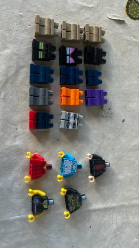 Calças e corpos Lego