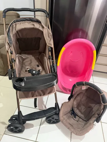 Carinho de bebê um bebê conforto uma banheira