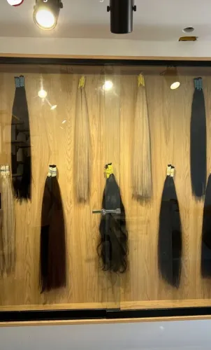 Expositor para Cabelos em MDF e porta de Vidro