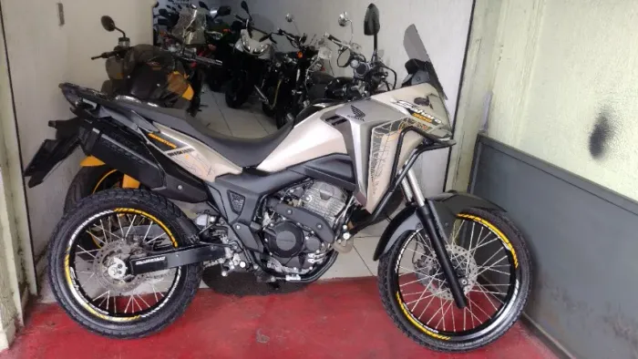HONDA SAHARA 300 ADVENTURE ABS FLEX bege impecavel com 13.000km e damos garantia total