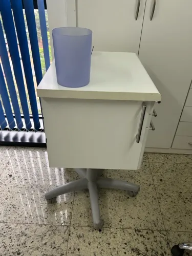Armário gaveteiro com rodinhas