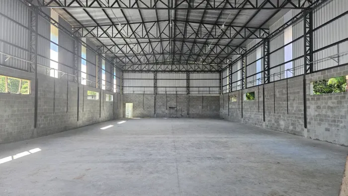 Galpão de 600m2, com Doca no Bairro Tarumã, para logistica/ industria/e-commerce e depósi