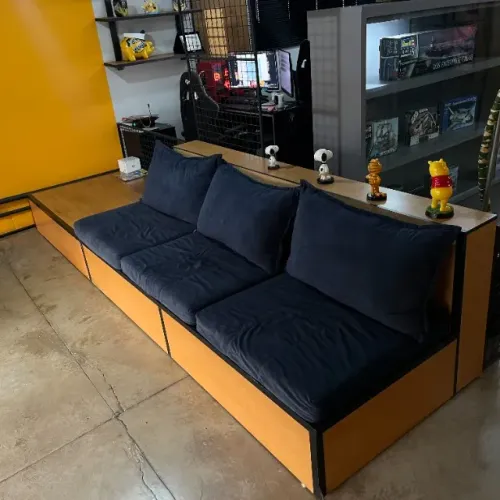 Sofá com Espaõ de Exposição | Excelente para Salas e Ambientes Comerciais | RETIRADA