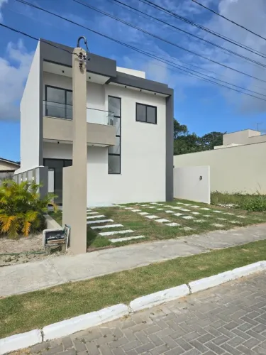 Apresentamos esta encantadora residência localizada no Condomínio Vila Florença-Abrantes