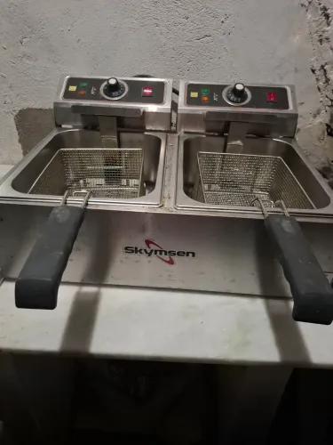 Vendo fritadeira pouco usada esta nova