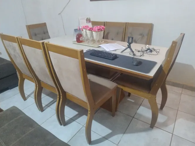 Vendo jogo de mesa com (08) seis cadeiras estofadas.