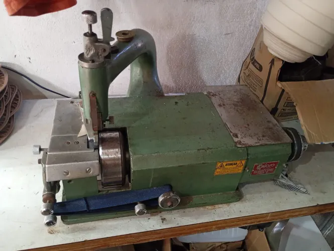 Máquina chanfadeira de couro