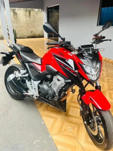 Honda CB 300F 
