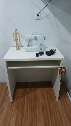 Máquina de costura e gabinete