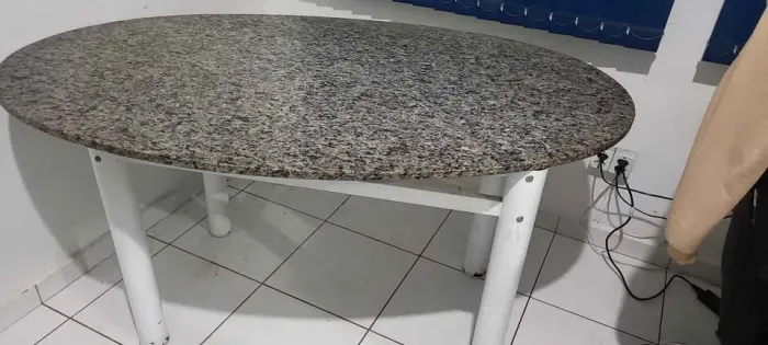 Mesa de jantar em granito com base de metal 