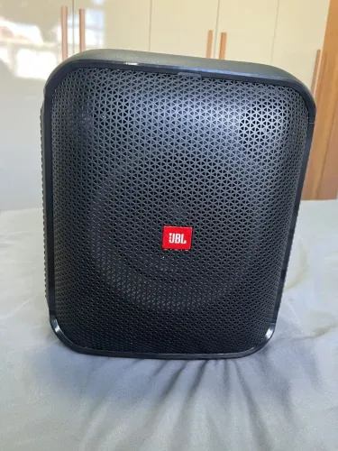Imperdível, caixa JBL em ótimo estado e excelente durabilidade.