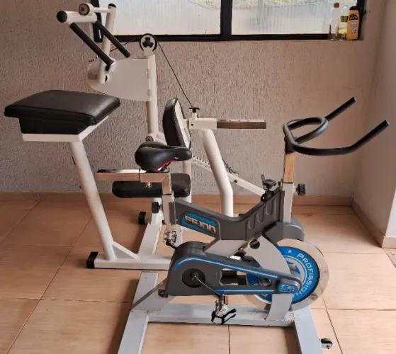 Equipamentos de academia - Bike spinning e máquina extensão tríceps sentada