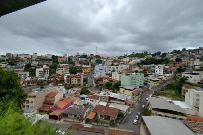 Casa de 04 quartos , sendo uma suíte, 02 salas, 03 banheiros, 01 garagem grande no bairro