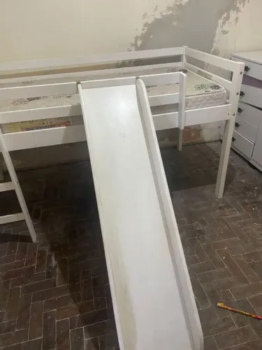 Cama infantil elevada com escorregador 