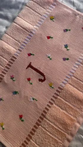 Toalha lavabo bordada a mão personalizada