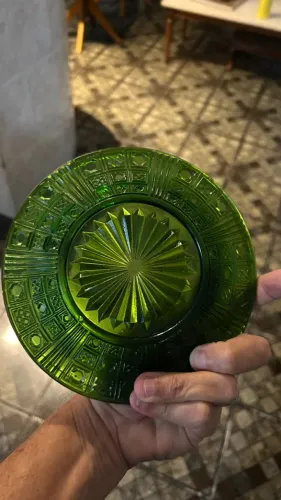 Antigo prato de vidro verde prensado com padrão geométrico