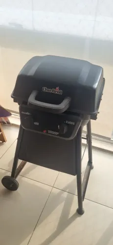 Churrasqueira a gás Charr Broil 2800 com 2 queimadores.