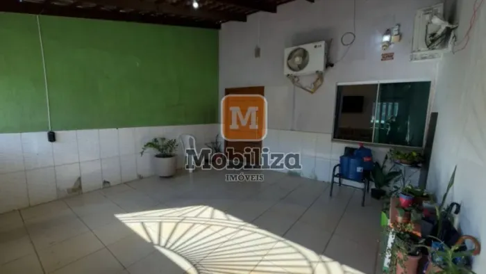 Casa ampla com 6 quartos sendo 1 suíte e amplo quintal com piscina no bairro Tiradentes