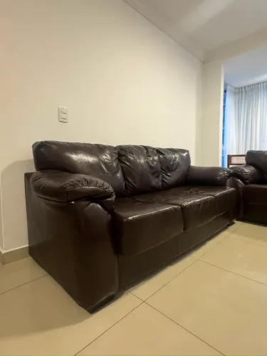 2 sofás couro sintético