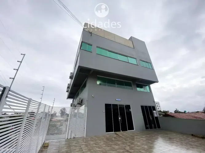 Aluguel de ampla sala comercial na região continental de Florianópolis