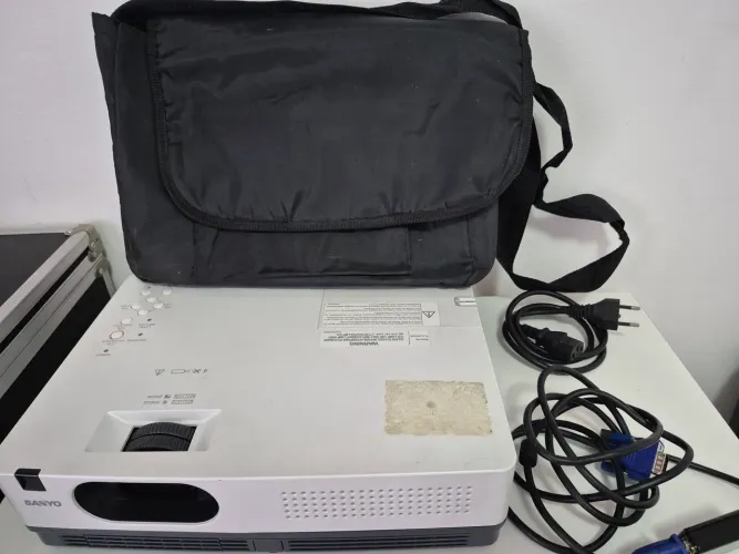 Projetor Sanyo PLC-XW200 Usado + Bolsa De Transporte E Cabos