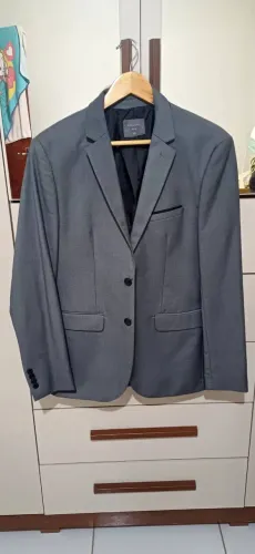 Vendo Blazzer em ótimo estado, por 150 cada, Tam cinza 48 e o preto 44, retirada Estrutura