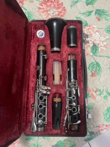 Clarinete Yamaha ycl 35, madeira e chaves banhada a prata com boquilha vandoren CL6