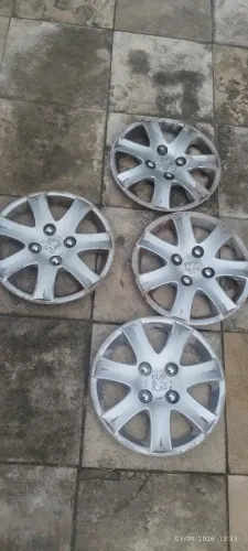 calota original aro 14 da Peugeot, compatível com modelos como o Peugeot 206, 207 e Hoggar