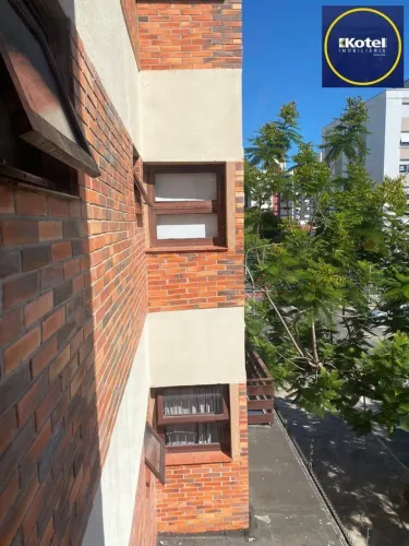 Apartamento de dois quartos e uma vaga de garagem no bairro Menino Deus em POA
