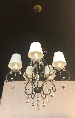 Lustre de ferro com cristais