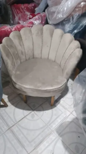 Poltrona estilo concha, em veludo