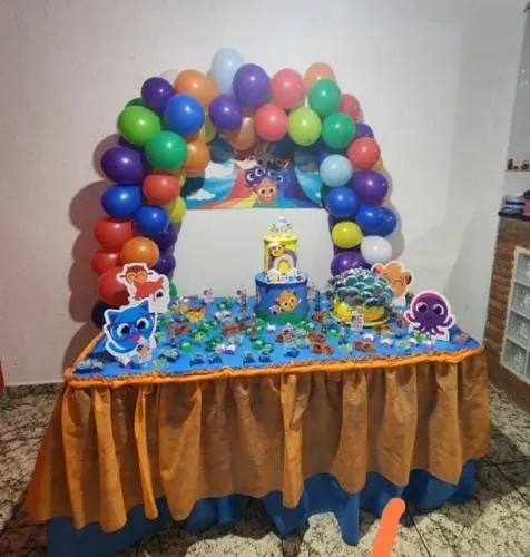Kit festa infantil bolofofos, bolo fake, toalha de mesa, banner, display